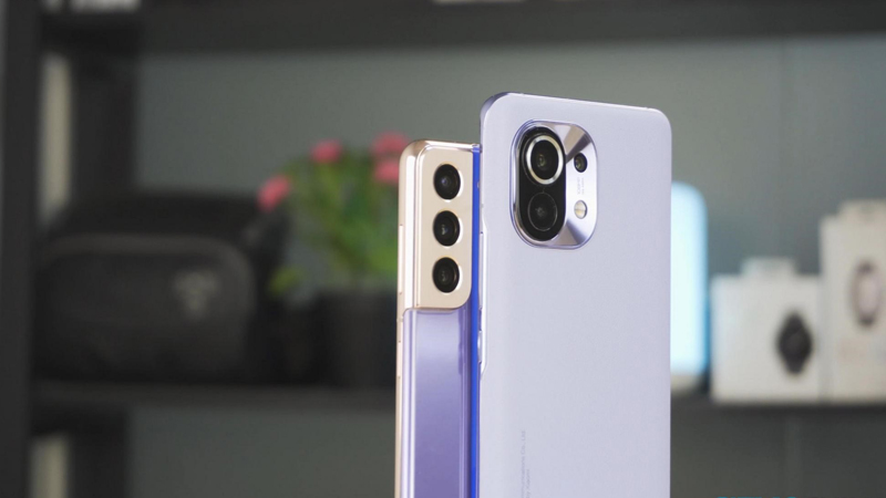 Samsung Galaxy S21 5G (trái) và Xiaomi Mi 11 (phải) Samsung Galaxy S21 (trái) và Xiaomi Mi 11 (phải)