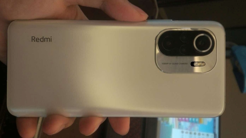 Redmi K40 Pro lộ ảnh trên tay đầu tiên, cấu trúc camera sau giống như trên Xiaomi Mi 11 nhưng bị kéo dài ra