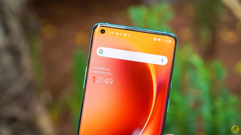 Mặt trước của OnePlus 8 Pro 5G vẫn có thiết kế nốt ruồi được đặt ở góc trên bên trái. Mặt trước của OnePlus 8 Pro 5G vẫn có thiết kế nốt ruồi được đặt ở góc trên bên trái.