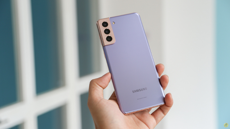 Mặt lưng kính trên S21+ 5G được làm nhám cùng thiết kế camera cực độc lạ. Mặt lưng kính trên S21+ 5G được làm nhám cùng thiết kế camera cực độc lạ.