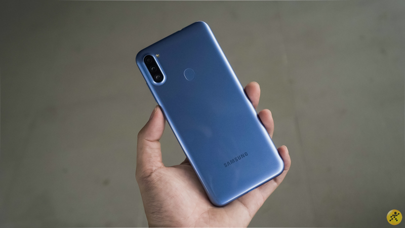 Mua điện thoại gì với 3.7 triệu tiền lì xì? Mua ngay Galaxy A11 với thiết kế 'nốt ruồi' thời thượng rẻ nhất của Samsung