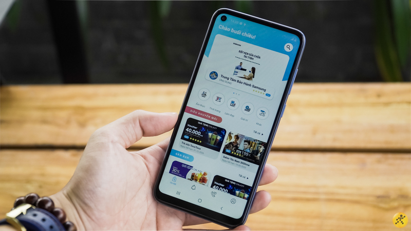 Mua điện thoại gì với 3.7 triệu tiền lì xì? Mua ngay Galaxy A11 với thiết kế 'nốt ruồi' thời thượng rẻ nhất của Samsung