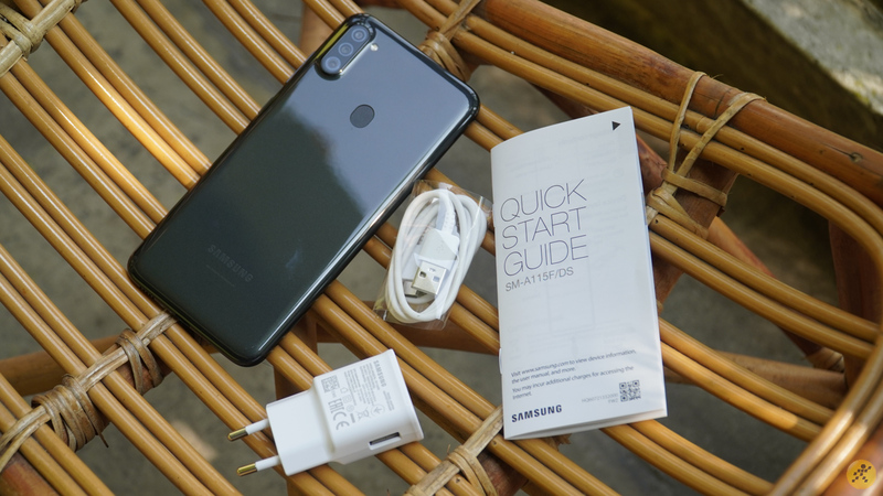 Mua điện thoại gì với 3.7 triệu tiền lì xì? Mua ngay Galaxy A11 với thiết kế 'nốt ruồi' thời thượng rẻ nhất của Samsung