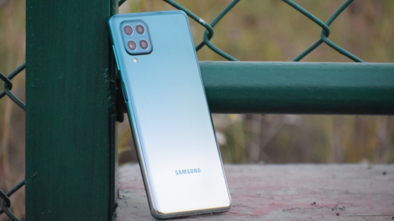Galaxy F62 sở hữu mặt lưng bóng với... 'khả năng' bám bụi lẫn bám dấu vân tay. (Nguồn: TechRadar).