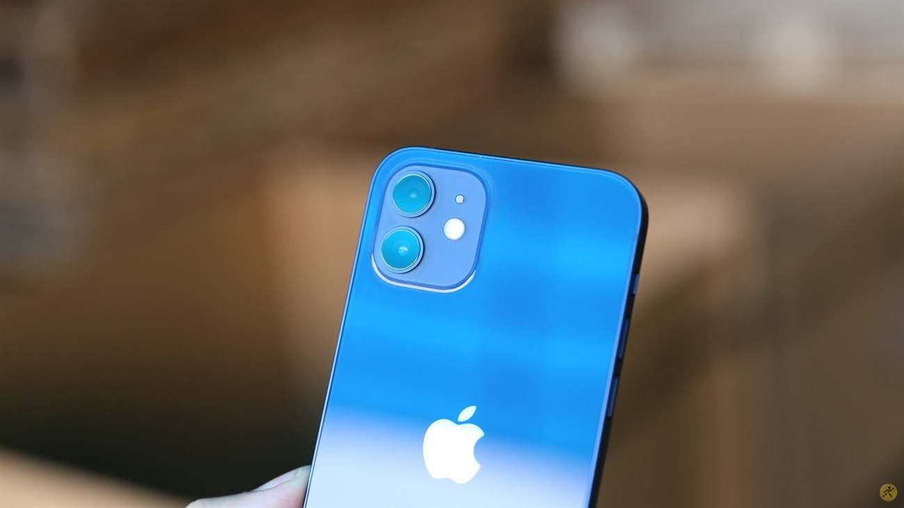 Camera trên iPhone 12 cũng có thiết kế khác lạ.