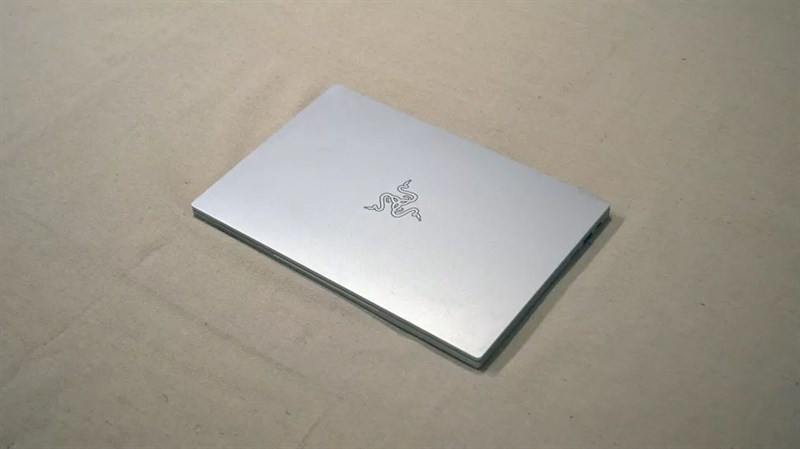 Thiết kế sang trọng và cao cấp của Razer Book 13 (2020). Thiết kế sang trọng và cao cấp của Razer Book 13 (2020).