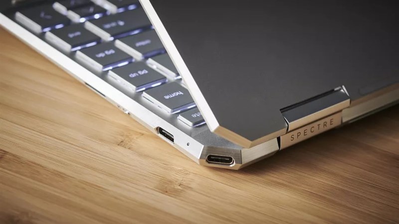 Cạnh phải của máy còn có công tắc webcam giúp đảm bảo quyền riêng tư cho người dùng. Cạnh phải của máy còn có công tắc webcam giúp đảm bảo quyền riêng tư cho người dùng.