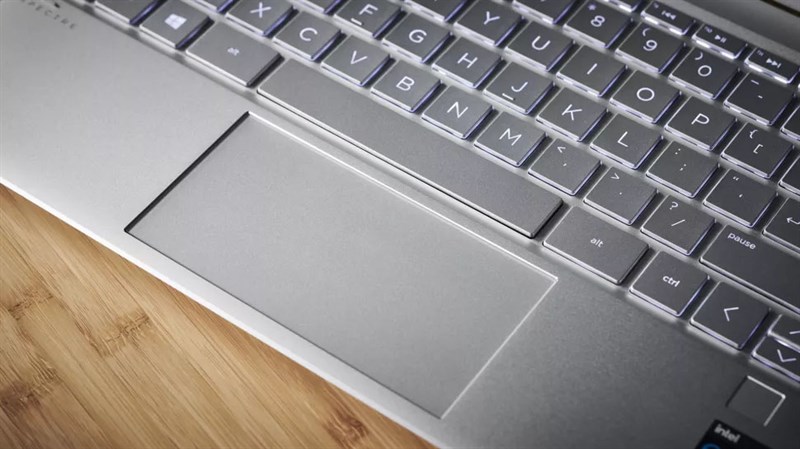 HP Spectre x360 (2021) được trang bị bàn phím và bàn rê kích thước lớn. HP Spectre x360 (2021) được trang bị bàn phím và bàn rê kích thước lớn.