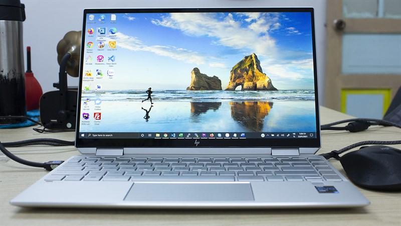 Màn hình HP Spectre x360 (2021) hiển thị đẹp và sống động. Màn hình HP Spectre x360 (2021) hiển thị đẹp và sống động.