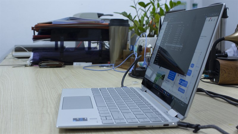 HP Spectre x360 (2021) cho thời lượng pin ấn tượng có thể dùng được cả ngày. HP Spectre x360 (2021) cho thời lượng pin ấn tượng có thể dùng được cả ngày.