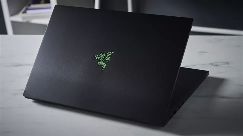 Thiết kế mặt trước đơn giản nhưng ấn tượng của Razer Blade Pro 17 (2021).