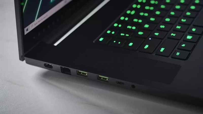 Các cổng kết nối ở cạnh trái của Razer Blade Pro 17 (2021).