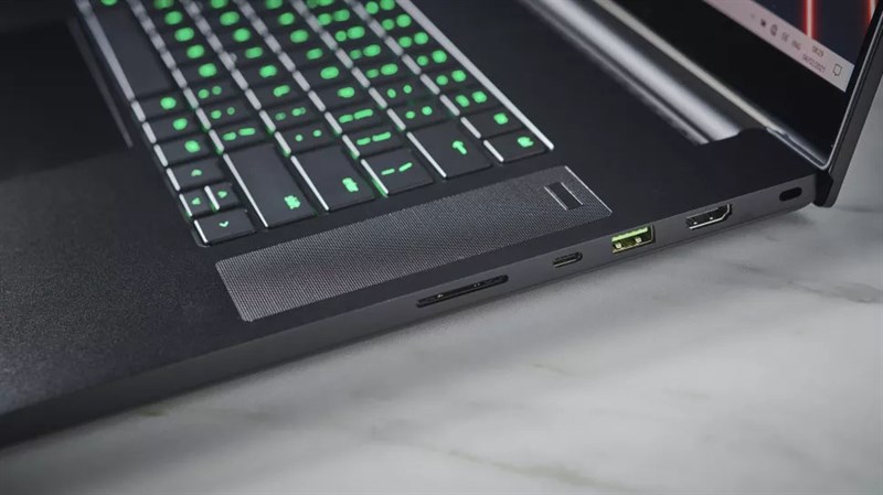 Cạnh phải của Razer Blade Pro 17 (2021).