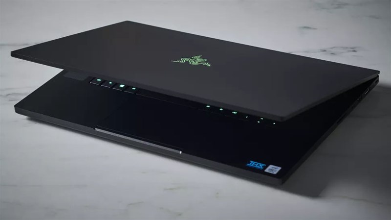 Razer Blade Pro 17 (2021) được thiết kế khá mỏng nhẹ so với các laptop 17 inch khác