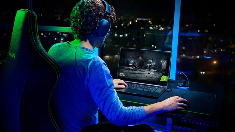 Mà hình của Razer Blade Pro 17 (2021) mang lại khả năng chơi game, xem phim và làm việc tốt.