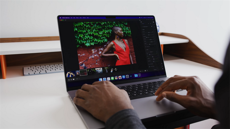 MacBook Pro 16 M1 Max. Nguồn: Marques Brownlee MacBook Pro 16 M1 Max. Nguồn: Marques Brownlee