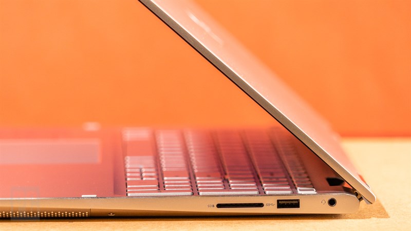Hệ thồng loa được trang bị hai bên thân máy Dell Inspiron 15 2-in-1 (7506). Hệ thồng loa được trang bị hai bên thân máy Dell Inspiron 15 2-in-1 (7506).