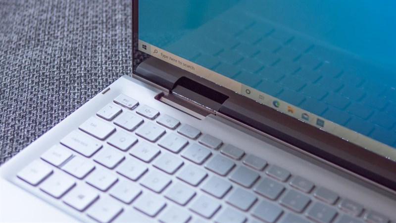 Bàn lề xoay 360 độ giúp biến Dell Inspiron 15 2-in-1 (7506) thành một chiếc máy tính bảng đơn giản và nhanh chóng. Bàn lề xoay 360 độ giúp biến Dell Inspiron 15 2-in-1 (7506) thành một chiếc máy tính bảng đơn giản và nhanh chóng.