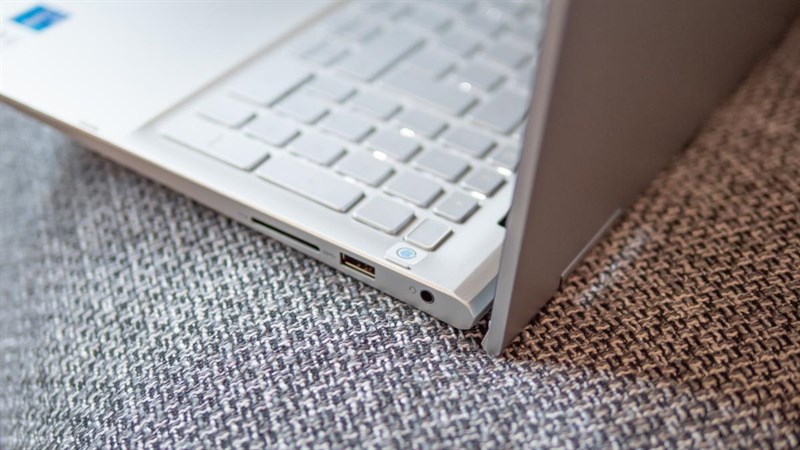 Dell Inspiron 15 2-in-1 (7506) được trang bị khá ít cổng kết nối so với kích thước lớn của máy. Dell Inspiron 15 2-in-1 (7506) được trang bị khá ít cổng kết nối so với kích thước lớn của máy.