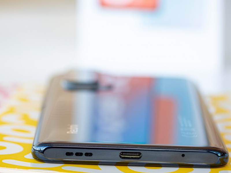 (Từ trái qua phải) ở cạnh dưới của Redmi Note 10 Pro, chúng ta sẽ có loa chính, cổng sạc USB Type-C và mic thu âm chính. (Nguồn: GSMArena).