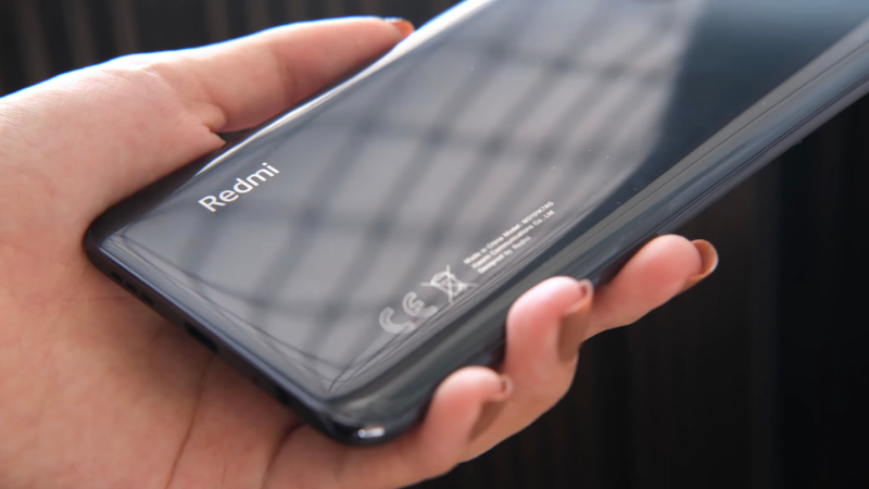 Cảm giác cầm nắm của Redmi Note 10 rất tốt, chắc chắn và vừa vặn trong lòng bàn tay (với những người tay to thôi nhé). (Nguồn: YugaTech). Cảm giác cầm nắm của Redmi Note 10 rất tốt, chắc chắn và vừa vặn trong lòng bàn tay (với những người tay to thôi nhé). (Nguồn: YugaTech).