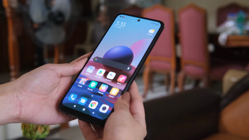 Xiaomi Redmi Note 10 sở hữu màn hình thiết kế 'đục lỗ' và các viền xung quanh cũng khá dày. Xiaomi Redmi Note 10 sở hữu màn hình thiết kế 'đục lỗ' và các viền xung quanh cũng khá dày.