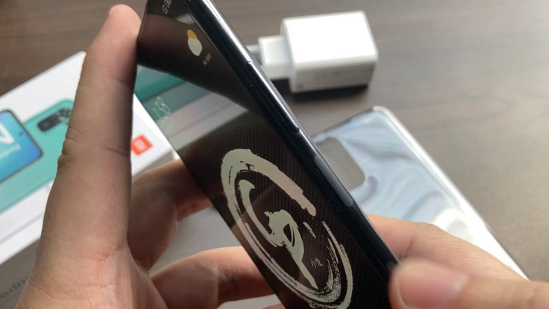 Cảm biến vân tay trên Xiaomi Redmi Note 10 được làm hơi lồi ra bên ngoài. (Nguồn: Chrisispoint). Cảm biến vân tay trên Xiaomi Redmi Note 10 được làm hơi lồi ra bên ngoài. (Nguồn: Chrisispoint).