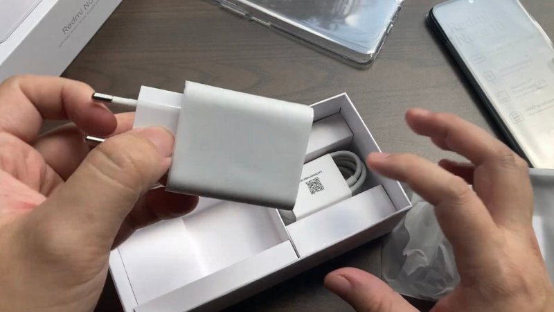 May quá Xiaomi vẫn tặng kèm củ sạc nhanh 33W trong hộp của Redmi Note 10. (Nguồn: Chrisispoint). May quá Xiaomi vẫn tặng kèm củ sạc nhanh 33W trong hộp của Redmi Note 10. (Nguồn: Chrisispoint).