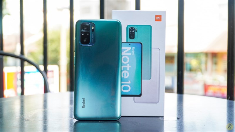 Mặt lưng kính sang chảnh cùng khung viền kim loại chắc chắn trên Xiaomi Redmi Note 10