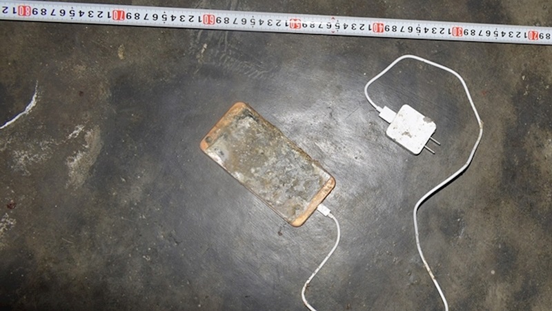 Sử dụng sạc nhanh không rõ nguồn gốc có thể gây hại cho smartphone hoặc ngay cả cho chính bạn Sử dụng sạc nhanh không rõ nguồn gốc có thể gây hại cho smartphone hoặc ngay cả cho chính bạn