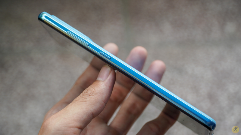 Cạnh phải của Galaxy A72 là nơi đặt phím tăng/giảm âm lượng cùng phím nguồn. Cạnh phải của Galaxy A72 là nơi đặt phím tăng/giảm âm lượng cùng phím nguồn.