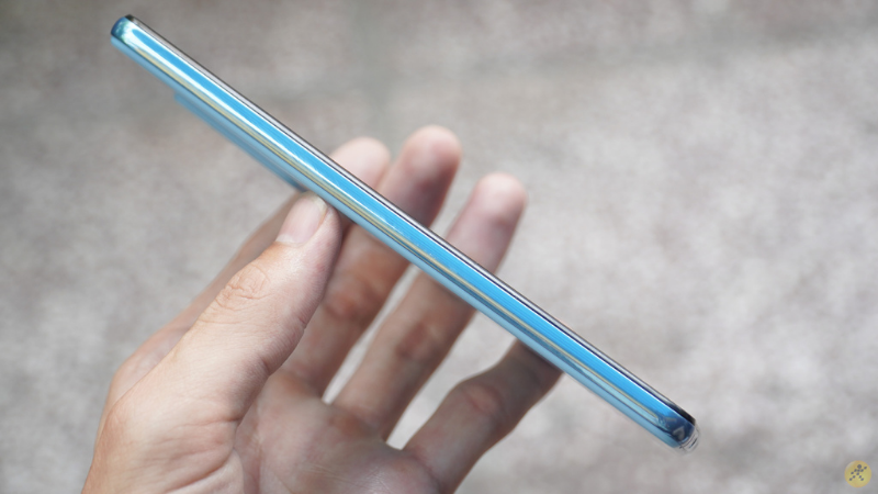 Cạnh trái của Galaxy A72 thì hoàn toàn trống trơn. Cạnh trái của Galaxy A72 thì hoàn toàn trống trơn.