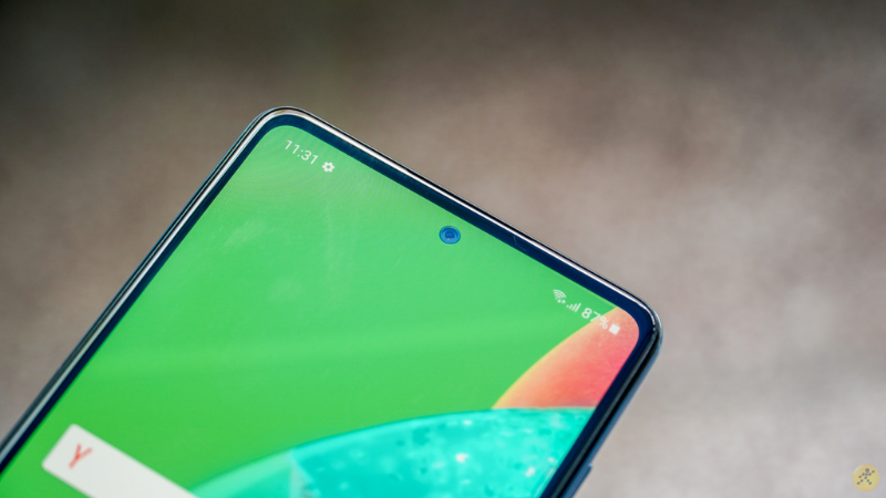 Màn hình của Galaxy A72 vẫn có kiểu thiết kế 'đục lỗ' như người tiền nhiệm. Màn hình của Galaxy A72 vẫn có kiểu thiết kế 'đục lỗ' như người tiền nhiệm.