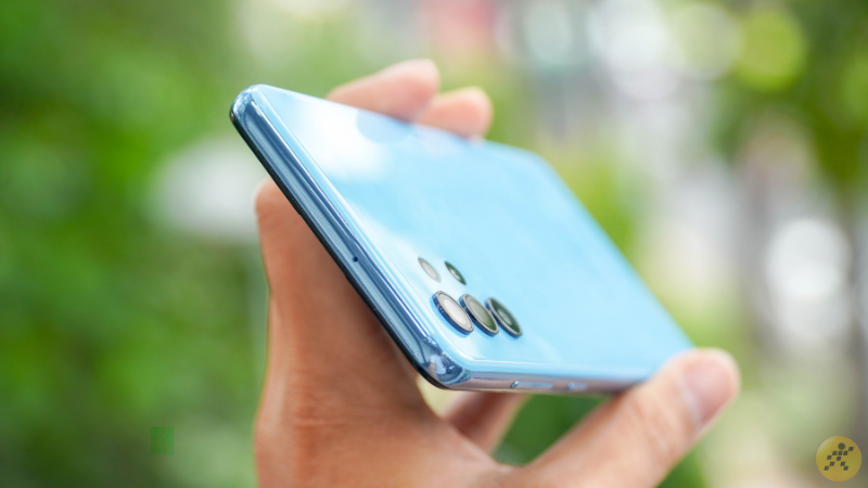 Ở cạnh trên của Galaxy A32 thì chúng ta sẽ chỉ thấy được mic phụ. Ở cạnh trên của Galaxy A32 thì chúng ta sẽ chỉ thấy được mic phụ.