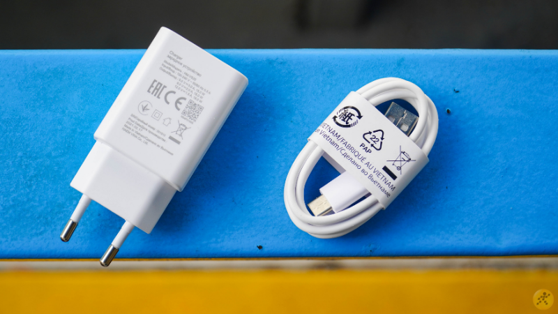 May là Vsmart vẫn tặng kèm bộ cáp sạc nhanh 15W kèm trong hộp của Vsmart star 5.. May là Vsmart vẫn tặng kèm bộ cáp sạc nhanh 15W kèm trong hộp của Vsmart star 5..