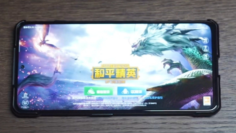 Black Shark 4 Pro lộ ảnh trên tay ngoài đời thực: Hệ thống làm mát gắn ngoài, có thêm màn hình hiển thị nhiệt độ