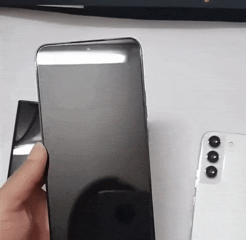 Trên tay 2 mẫu Galaxy S22 còn lại. Nguồn: Fanpage Vật Vờ Studio. Trên tay 2 mẫu Galaxy S22 còn lại. Nguồn: Fanpage Vật Vờ Studio.
