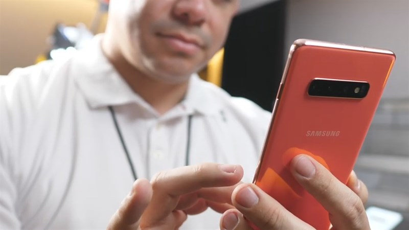 Galaxy S10 màu hồng quá đẹp đúng không nào các bạn? Nguồn: Pocketnow. Galaxy S10 màu hồng quá đẹp đúng không nào các bạn? Nguồn: Pocketnow.