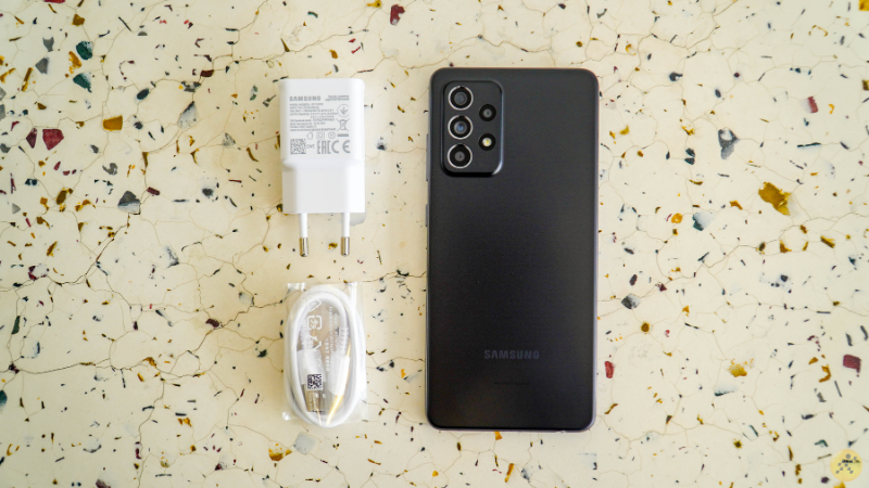 Với Galaxy A52 5G thì Samsung cũng chỉ tặng kèm bộ cáp sạc 15W bên trong hộp mà thôi. Với Galaxy A52 5G thì Samsung cũng chỉ tặng kèm bộ cáp sạc 15W bên trong hộp mà thôi.