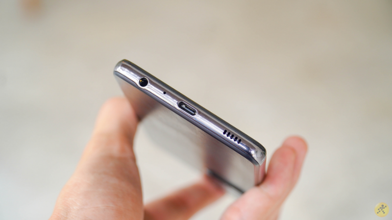 Ở cạnh dưới của Galaxy A52 5G, chúng ta sẽ có jack 3.5 mm, mic chính, cổng sạc USB Type-C và loa ngoài. Ở cạnh dưới của Galaxy A52 5G, chúng ta sẽ có jack 3.5 mm, mic chính, cổng sạc USB Type-C và loa ngoài.