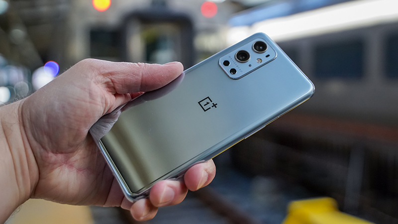 OnePlus 9 Pro nhìn khá sang trọng khi cầm trên tay