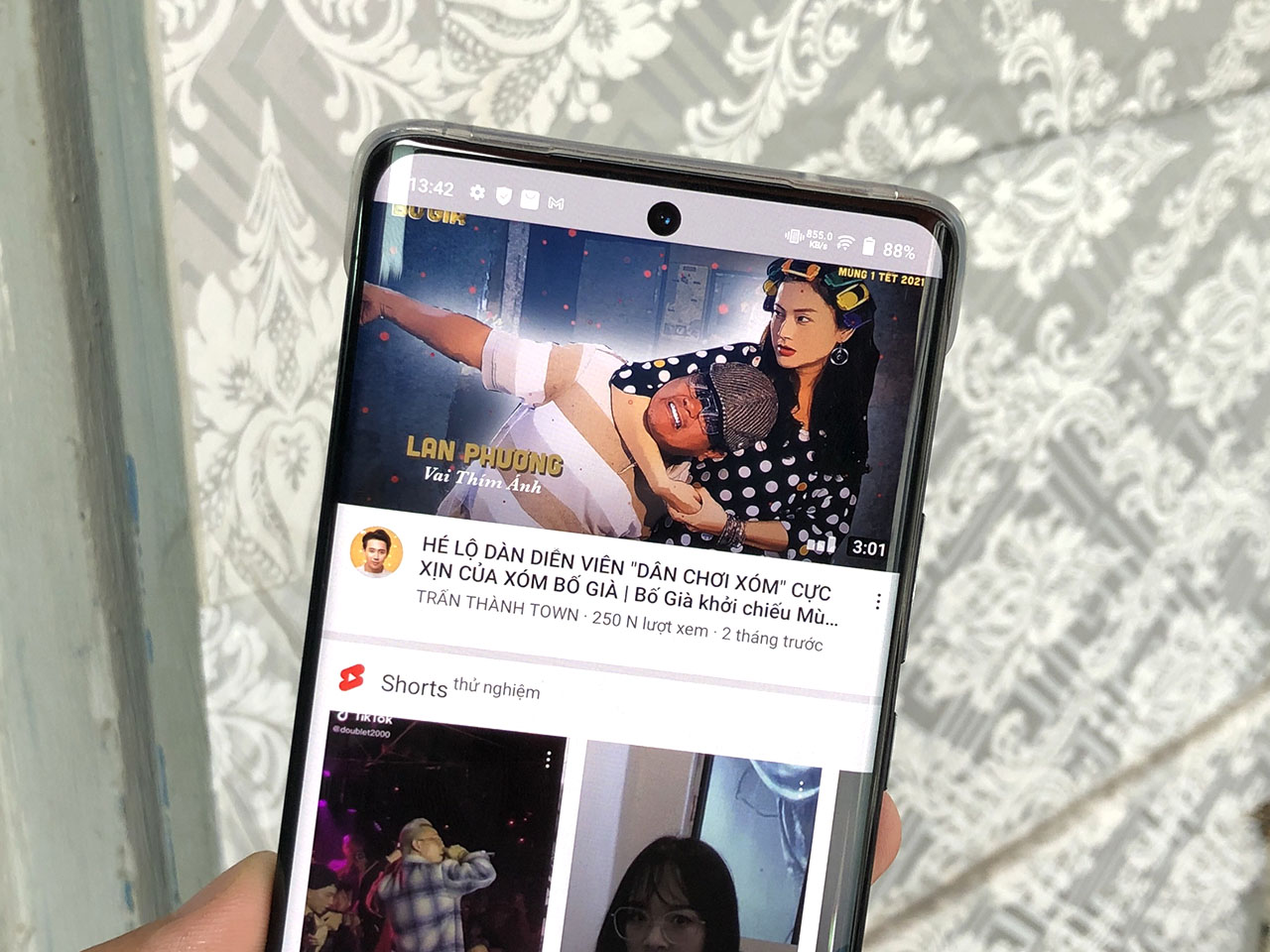 Lướt Facebook xong thì mình xem YouTube trên Vivo X60 Pro nè Lướt Facebook xong thì mình xem YouTube trên Vivo X60 Pro nè