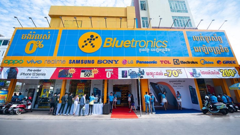 Bluetronics có số lượng cửa hàng và doanh số lớn nhất tại Campuchia, Thế Giới Di Động chuẩn bị tiến ra thị trường ASEAN