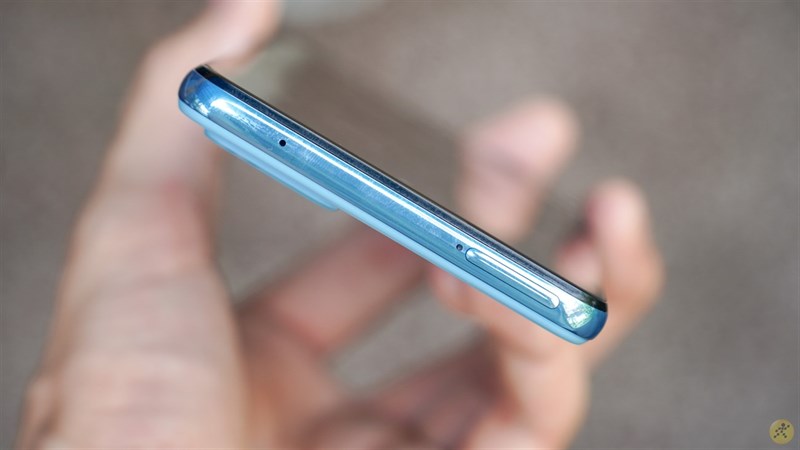 Khe đưng sim đã được dịch chuyển lên cạnh viền bên trên. Khe đưng sim đã được dịch chuyển lên cạnh viền bên trên.