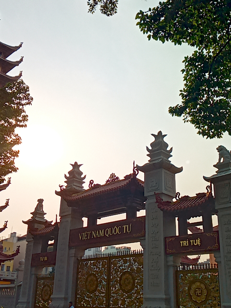 Nhưng may là hình chụp trong điều kiện ngược sáng không bị tình trạng cháy sáng. Nhưng may là hình chụp trong điều kiện ngược sáng không bị tình trạng cháy sáng.