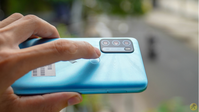 Mặt lưng của Vsmart Star 5 có trang bị thêm cảm biên vân tay một chạm ở mặt lưng. Mặt lưng của Vsmart Star 5 có trang bị thêm cảm biên vân tay một chạm ở mặt lưng.