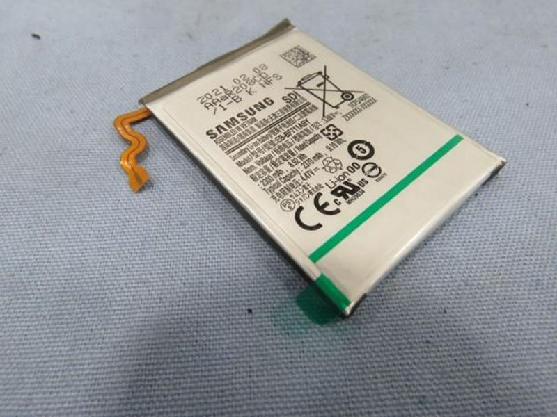 Lộ ảnh thực tế 2 thỏi pin dành cho smartphone màn hình gập Samsung Galaxy Z Flip 2, tổng dung lượng đạt 3.300mAh