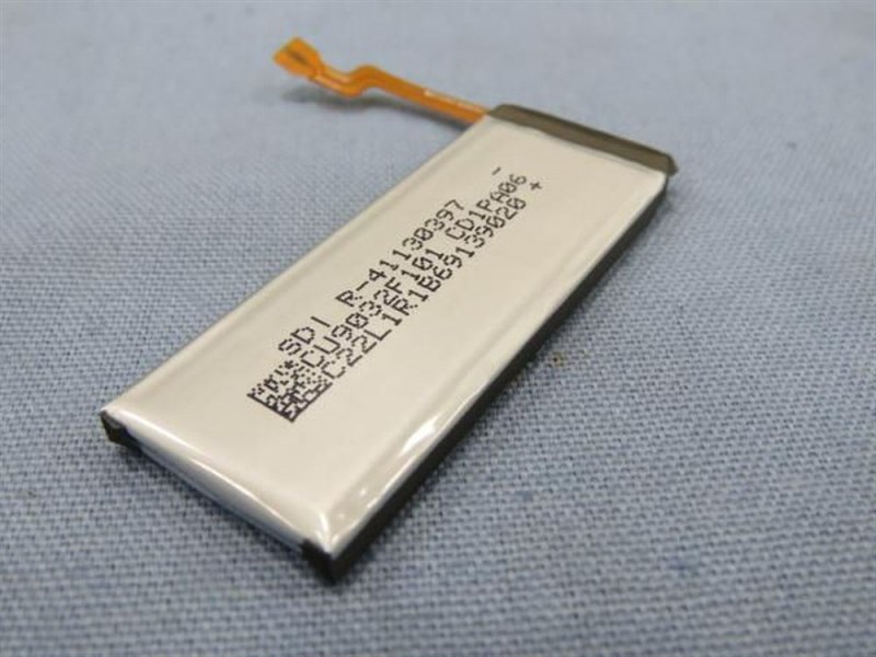 Lộ ảnh thực tế 2 thỏi pin dành cho smartphone màn hình gập Samsung Galaxy Z Flip 2, tổng dung lượng đạt 3.300mAh
