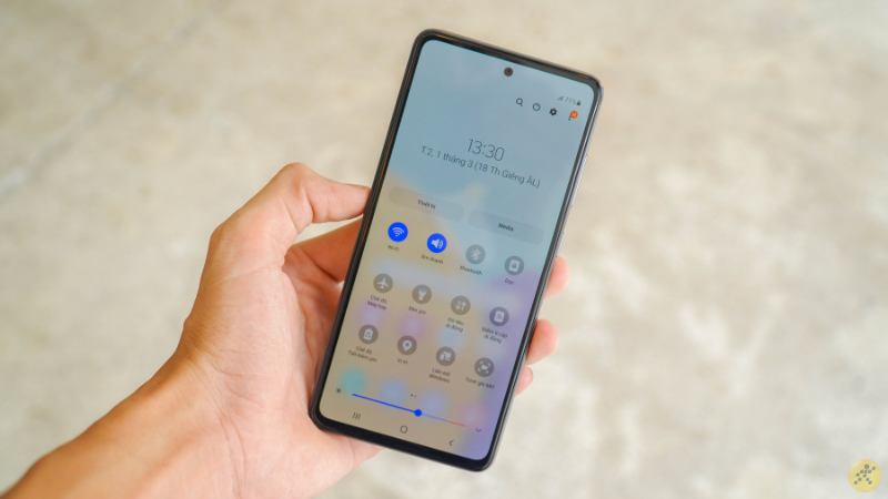 Galaxy A52 5G còn sở hữu độ sáng màn hình lên đến 800 nits,nắng của Sài Gòn có gắt đến mấy cũng không có tuổi để so sánh. Galaxy A52 5G còn sở hữu độ sáng màn hình lên đến 800 nits,nắng của Sài Gòn có gắt đến mấy cũng không có tuổi để so sánh.