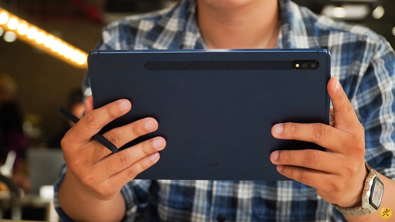 Các bạn đã bị hớp hồn với màu Lam huyền bí trên Samsung Galaxy Tab S7 này chứ Các bạn đã bị hớp hồn với màu Lam huyền bí trên Samsung Galaxy Tab S7 này chứ